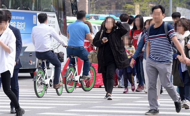 서울 시내에서 자전거 이용자가 자전거를 타고 횡단보도를 건너고 있다. 자전거를 타고 횡단보도를 건너다 보행자와 사고가 나면 자전거 과실이 100%로 책정될 가능성이 높다.