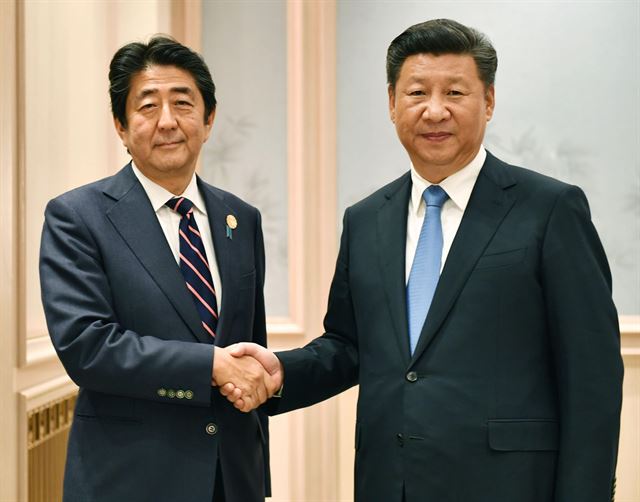 아베 신조(왼쪽) 일본 총리와 시진핑 중국 국가주석이 5일 중국 항저우에서 정상회담을 시작하기에 앞서 악수하고 있다. 항저우=교도 연합뉴스