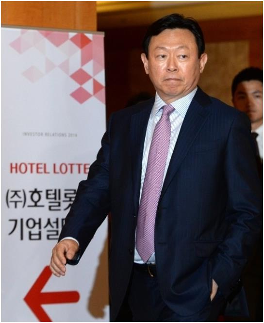 검찰이 신동빈(61) 롯데그룹 회장에게 특정경제범죄가중처벌법상 배임죄를 적용하는 방안을 유력하게 검토 중인 것으로 알려졌다. 한국일보 자료사진