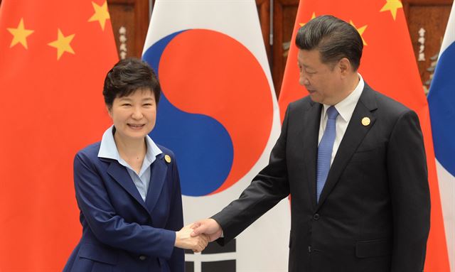 주요20개국 (G20) 정상회의 참석차 중국을 방문중인 박근혜 대통령이 시진핑 중국 국가주석과 5일 오전(현지시간) 항저우 서호 국빈관에서 한-중 정상회담 전 악수하고 있다. 항저우=뉴시스