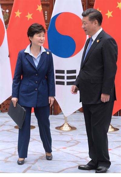 박근혜 대통령과 시진핑 중국 국가주석이 5일 중국 항저우 시후 국빈관에서 열린 한중 정상회담에 앞서 인사를 나누고 있다. 양국 정상회담은 지난 7월 고고도미사일방어체계(THAAD·사드) 배치 발표 이후 처음 열렸다. 항저우=연합뉴스