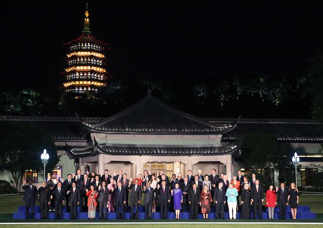 중국 항저우 G20 정상회의에 참석한 세계 각국 지도자들이 배우자와 함께 4일 기념 촬영을 하고 있다. 신화 연합뉴스