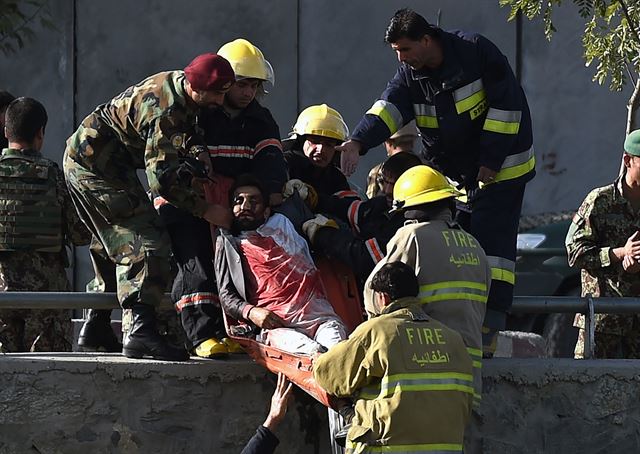 아프가니스탄 카불 구조팀이 5일 연쇄 폭탄테러 현장에서 부상자를 이송하고 있다. AFP 연합뉴스