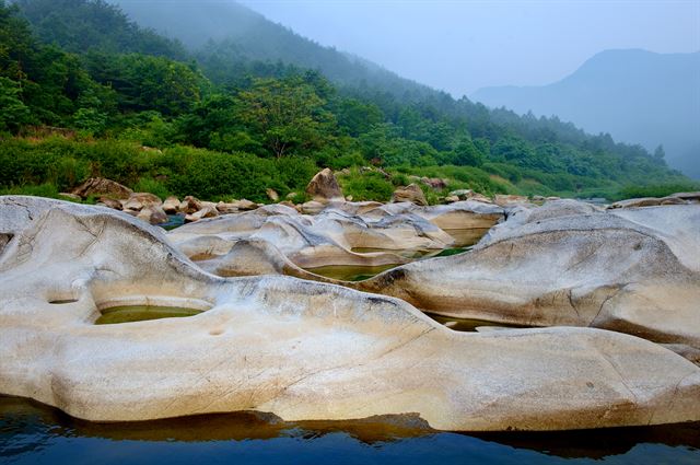 새벽 안개 속 요선암 돌개구멍 모습이 신비롭게 보인다.