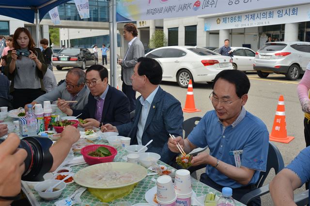 6일 오전 11시 경남 거제시청 광장에서 열린 '거제 수산물 시식행사'에서 권민호 거제시장 등이 생선회를 시식하고 있다. 거제시 제공