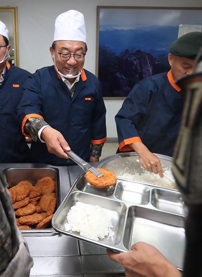 이정현 새누리당 대표가 6일 자신이 군복무했던 경기도 파주시의 1포병여단을 찾아 배식하고 있다. 연합뉴스