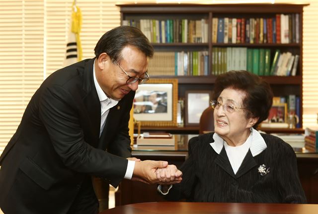 이정현 새누리당 대표가 6일 오후 김대중도서관에서 김 전 대통령의 부인 이희호 여사와 환담을 마치고 손을 잡고 인사하고 있다. 뉴시스