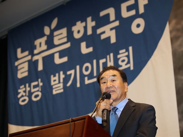 이재오 늘푸른한국당 창당준비위원회 공동대표가 6일 국회 헌정기념관에서 열린 창당발기인대회에서 발언하고 있다. 연합뉴스