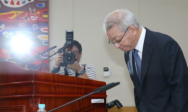 6일 서울 서초구 대법원에서 양승태 대법원장이 최근 부장판사 뇌물사건과 관련해 고개 숙여 사과하고 있다. 홍인기 기자