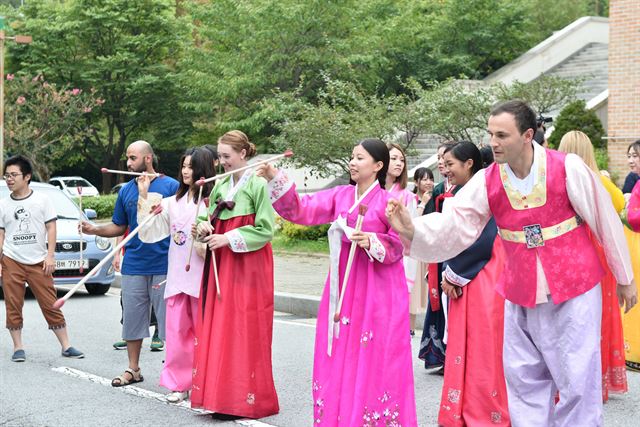 7일 한가위 한국문화 체험에 나선 선문대 유학생들이 천안캠퍼스에서 투호를 즐기고 있다. 선문대 제공