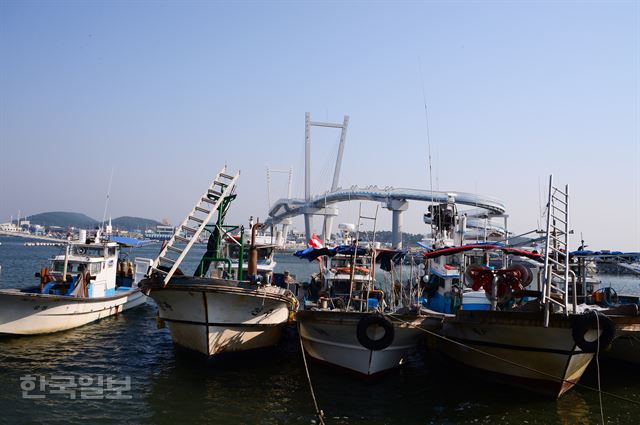 드르니항에서 바라본 대하랑꽃게랑 다리. 드르니항과 백사장항을 잇는 해상보도교다.