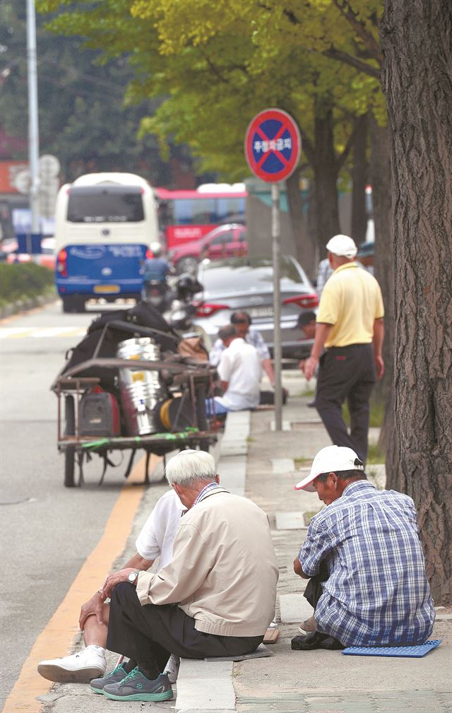 인구 5,000만 시대에 고령 인구가 급증한 가운데 7일 서울 종로구 종묘공원을 찾은 노인들이 장기를 두며 시간을 보내고 있다. 배우한기자