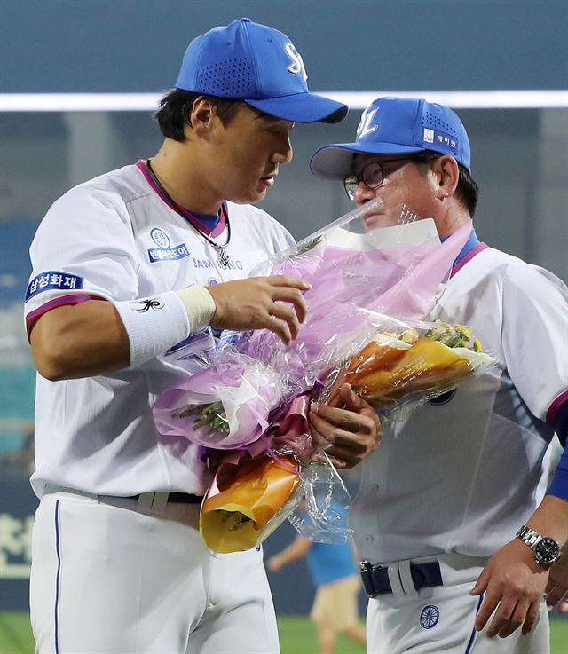 7일 대구 삼성 라이온즈 파크에서 열린 삼성과 kt의 경기에서 개인 통산 2,000안타를 달성한 삼성 이승엽(왼쪽)이 류중일 감독의 축하를 받고 있다. 대구=연합뉴스