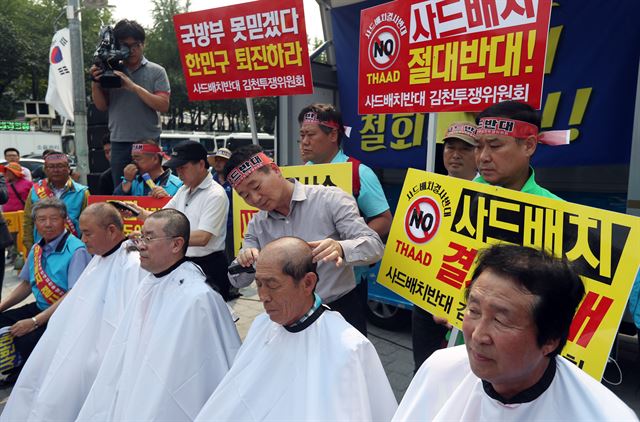 김천 시민들이 1일 한민구 국방부 장관을 만나 사드 배치 반대 입장을 밝힌 뒤, 서울 용산 국방부 청사 앞에서 삭발 시위를 하고 있다. 연합뉴스