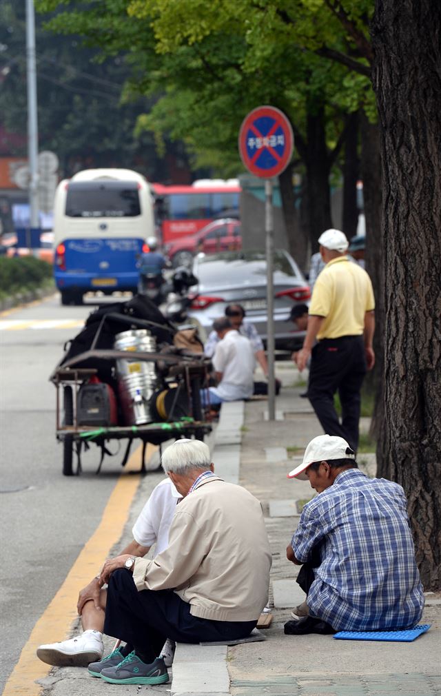 7일 서울 종로구 종묘공원을 찾은 노인들이 장기를 두며 시간을 보내고 있다. 배우한기자 bwh3140@hankookilbo.com