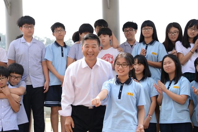 재미교포 태권도인 이준혁(54ㆍ공인 8단)씨가 8일 전북 김제시 금구중학교에서 강의한 후 한 학생의 정권지르기를 보며 환하게 웃고 있다. 최수학 기자