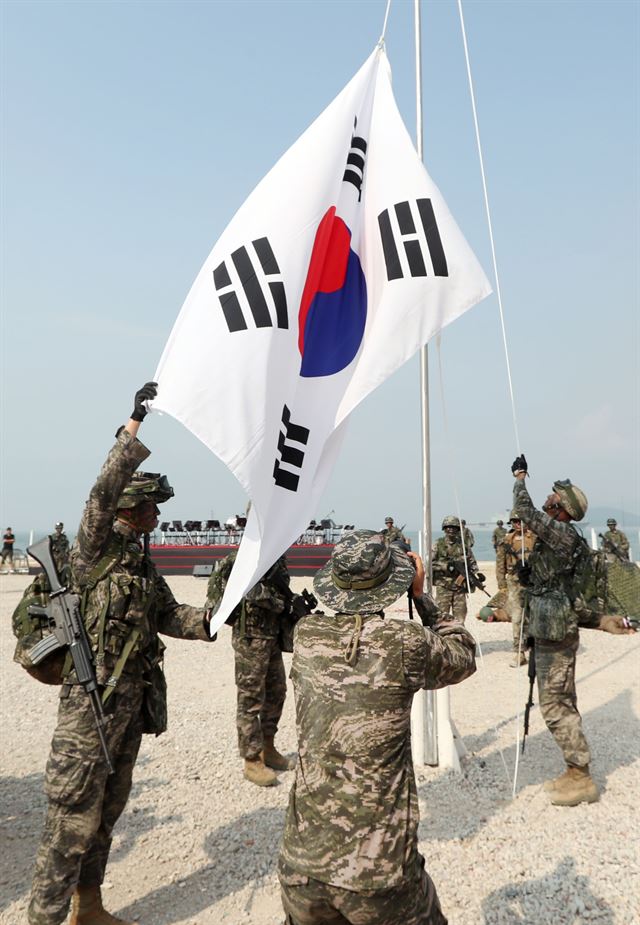 = '제66주년 인천상륙작전 전승행사'를 하루 앞둔 8일 오전 인천시 중구 월미도에서 한·미 해병대원들이 인천상륙작전을 재연하고 태극기를 게양하는 연습을 하고 있다. . 연합뉴스