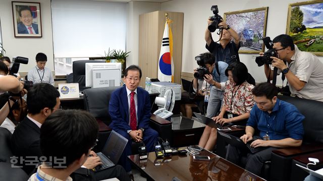 홍준표 경남도지사가 8일 오후 서울 여의도 경상남도 서울본부 사무실에서 기자회견을 열고 '성완종 리스트' 사건으로 선고공판에서 징역 1년 6개월의 실형을 선고받은 것과 관련된 입장을 밝히고 있다. 서재훈기자 spring@hankookilbo.com