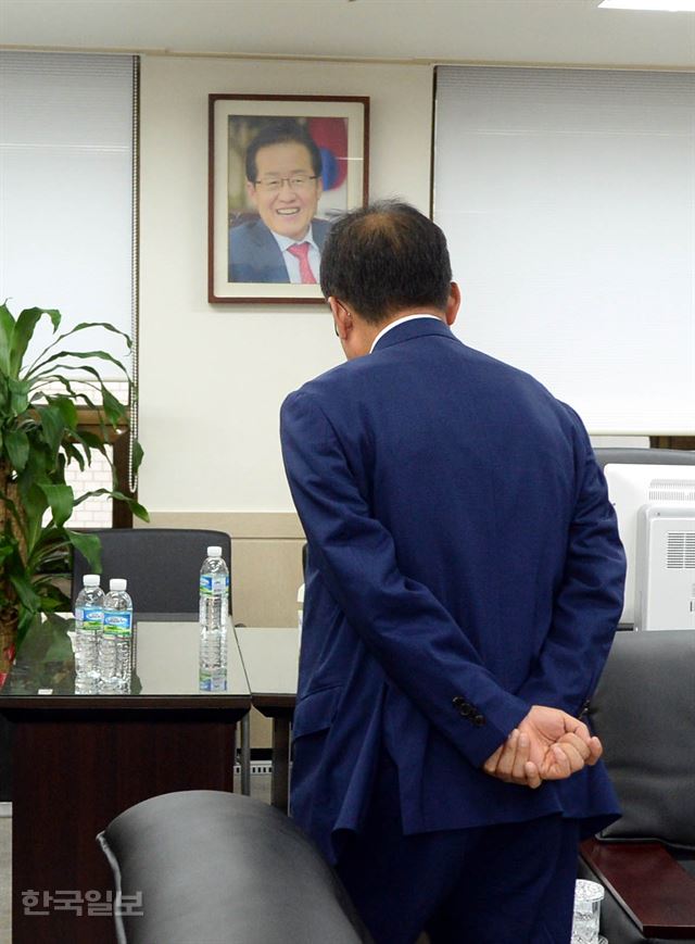 홍준표 경남도지사가 8일 오후 서울 여의도 경상남도 서울본부 사무실에서 기자회견을 열고 '성완종 리스트' 사건으로 선고공판에서 징역 1년 6개월의 실형을 선고받은 것과 관련된 입장 발표를 마치고 일어서고 있다. 서재훈기자 spring@hankookilbo.com