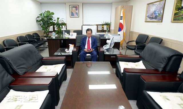 홍준표 경남도지사가 8일 오후 서울 여의도 경상남도 서울본부 사무실에서 기자회견을 열고 '성완종 리스트' 사건으로 선고공판에서 징역 1년 6개월의 실형 선고와 관련해 입장 발표를 마치고 빈 사무실에서 휴대폰을 살펴보고 있다. 서재훈기자 spring@hankookilbo.com