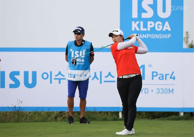 박채윤(호반건설)이 8일 인천 영종도 스카이72 하늘코스에서 열린 이수그룹 KLPGA 챔피언십 1라운드 10번 홀에서 티샷하고 있다. KLPGA 제공