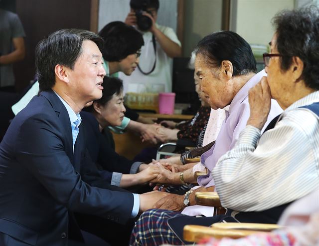 안철수 전 국민의당 대표가 8일 오전 경기 광주 퇴촌면 일본군 위안부 피해 할머니들의 쉼터 나눔의집을 방문해 할머니들과 인사를 하고 있다. 경기광주=연합뉴스