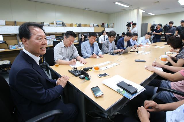 이형규(왼쪽) 전북도 정무부지사가 8일 전북도청 기자실에서 삼성그룹의 새만금 7조원 투자 계획 철회와 관련, 삼성측이 명확한 입장을 밝히지 않아 송하진 도지사와 삼성 고위층의 면담이 무산됐다고 밝혔다. 전북도 제공