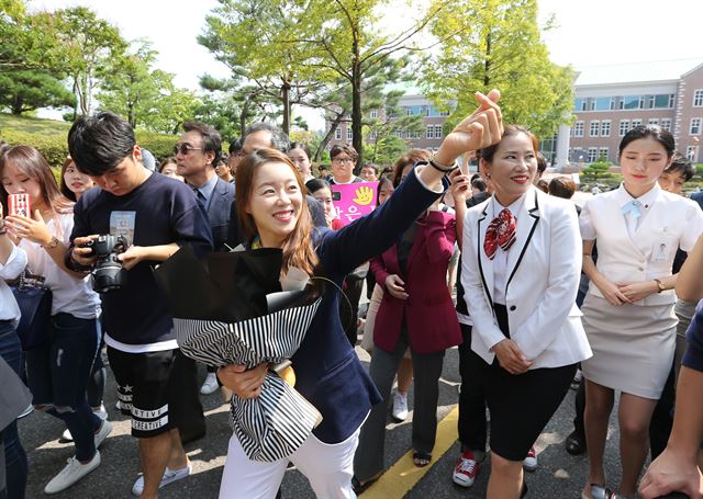 장혜진 선수가 학교 관계자와 후배들의 환영 속에 모교를 방문하고 있다. 계명대 제공