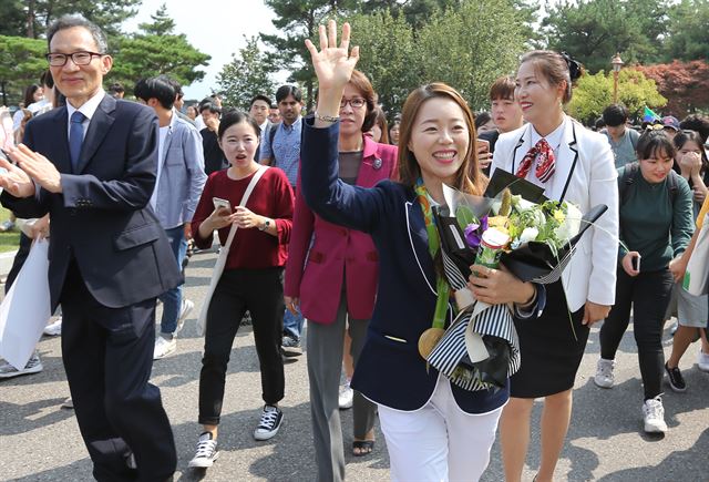 장혜진 선수가 학교 관계자와 후배들의 환영 속에 모교를 방문하고 있다. 계명대 제공