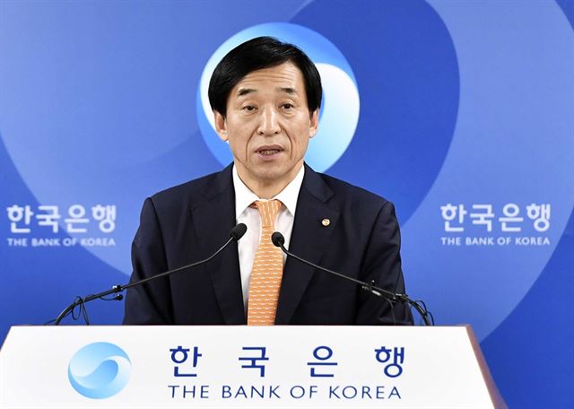 이주열 한국은행 총재가 9일 서울 중구 한은 본관 기자실에서 기준금리를 연 1.25%로 동결한 배경에 대해 설명하고 있다. 뉴시스