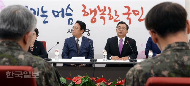 새누리당 이정현 대표와 정진석 원내대표가 9일 국회에서 북핵관련 보고를 받기 위한 긴급 최고위원회의를 주재하고 있다. 배우한 기자 bwh3140@hankookilbo.com