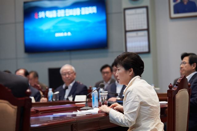 박근혜 대통령이 9일 밤 조기 귀국해 청와대에서 열린 안보상황 점검회의를 주재하고 있다. 연합뉴스