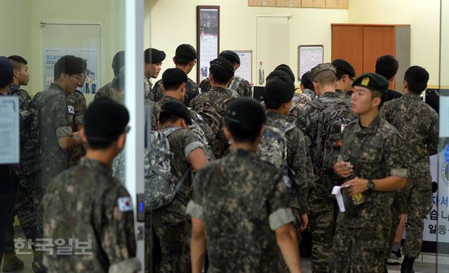 북한 풍계리 핵실험장 인근에서 발생한 진도 5규모의 인공 지진 으로 북한의 5차 핵실험 가능성이 제기된 9일 오전 군인들이 서울역에서 귀대 준비를 하고 있다. 신상순 선임기자ssshin@hankookilbo.com