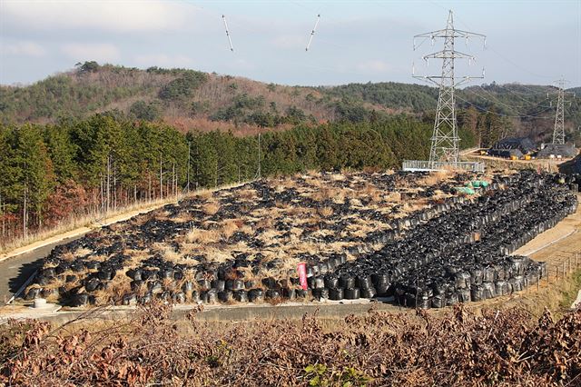 후쿠시마 현 곳곳에 쌓여있는 방사선 오염쓰레기들. 정상훈 제공