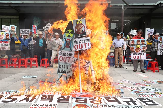 어버이연합 소속회원들이 10일 오후 서울 광화문 KT빌딩 앞에서 북한 핵실험을 규탄하며 김정은 노동당 위원장 화형식을 하고 있다. 연합뉴스