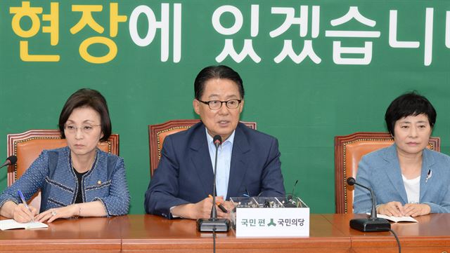 박지원 국민의당 비대위원장이 11일 국회에서 박근혜 대통령과 여야 대표 간의 청와대 회동을 앞두고 기자간담회를 열어 견해를 밝히고 있다. 오대근 기자