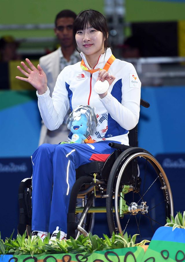 서수연이 12일 리우패럴림픽 여자 탁구 단식에서 은메달을 딴 뒤 미소를 짓고 있다. 리우=패럴림픽사진공동취재단