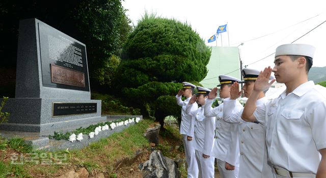 12일 오후 부산 영도구 동삼동 순직선원위령탑에서 열린 '문산호' 전사자 기념비 제막식에 참석한 장병들이 헌화 후 경례를 하고 있다.