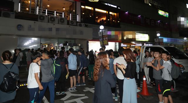 경북 경주시 남남서쪽에서 발생한 지진 후 여진까지 발생하면서 12일 저녁 경남 창원지역 한 상가에서 학원가 학생들과 손님들이 모두 건물 밖으로 불안한 마음에 긴급히 대피해 있다. 연합뉴스