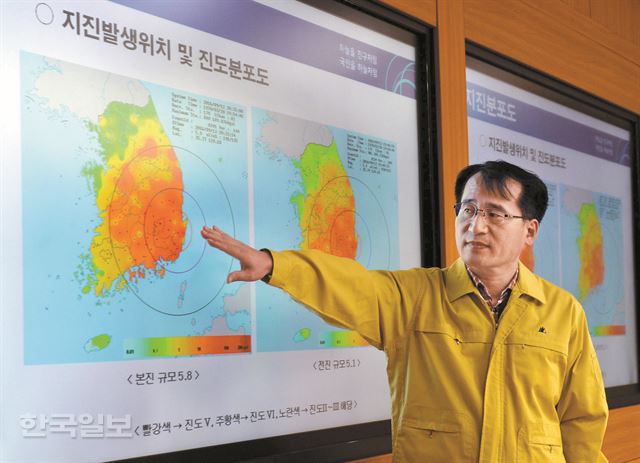 경주에서 기상청 관측이래 최대인 5.8 규모의 지진이 일어난 12일 밤 서울 동작구 대방동 기상청 상황실에서 유용규 지진화산감시과장이 경주지진상황을 설명 하고 있다. 2016.09.12 신상순 선임기자ssshin@hankookilbo.com/2016-09-12(한국일보)