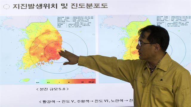 경주 규모 5.8 지진이 발생한 12일 오후 서울 동작구 기상청 국가지진화산센터에서 유용규 지진화산감시과장이 브리핑 후 관련 자료를 설명하고 있다. 연합뉴스