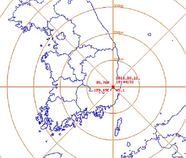 12일 오후 7시 44분쯤 경북 경주시 남남서쪽 9㎞ 지점에서 규모 5.1의 지진과 8시 32분에 규모 5.8의 지진이 두차례 발생했다. 사진은 지진 발생 위치와 강도를 알려주는 기상청 지진통보문.