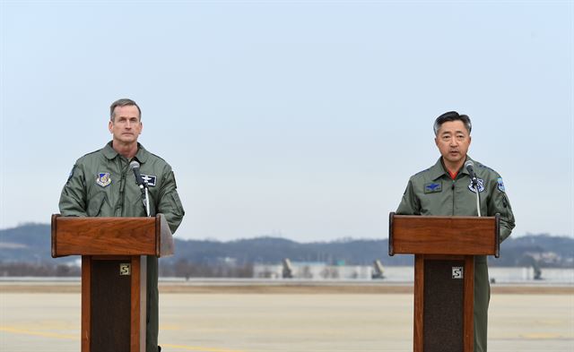 이왕근(오른쪽) 공군작전사령관과 테런스 오쇼너시 미7공군사령관이 북한의 4차 핵실험 나흘 뒤인 지난 1월 10일 오산공군기지에서 대북 공동성명을 발표하고 있다. 국방부 제공