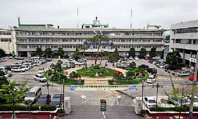 전북 익산시청 공무원 승진 인사에 시장 측근과 출입기자 등이 개입한 의혹이 제기돼 경찰이 수사에 나서 시청 내부가 뒤숭숭하다. 익산시청 전경.