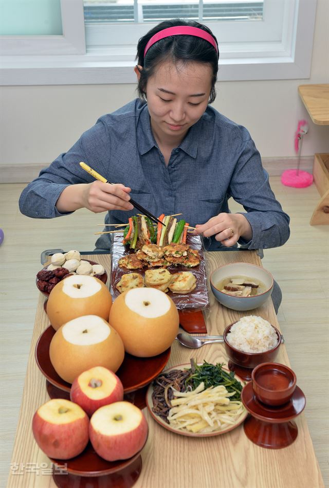 한국일보 윤주영 기자가 12일 서울 광진구 자택에서 요리한 전을 제수 용기에 올리고 있다. 신상순 선임기자 ssshin@hankookilbo.com