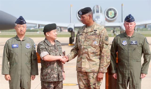 미국 전략폭격기 B-1B가 13일 오전 괌 기지를 출발해 한반도에 전개한 가운데 이순진 대한민국 합동참모본부 의장과 빈센트 브룩스 주한미군사령관이 경기도 오산 공군기지에서 브리핑 마친 뒤 악수하고 있다. 사진공동취재단