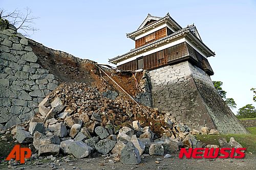 지난 4월14일 밤부터 일본 규슈 지역을 연달아 강타한 규모 6.5 강진으로 일본의 중요문화재인 구마모토성 돌담이 무너져 내렸다. AP=뉴시스 자료사진