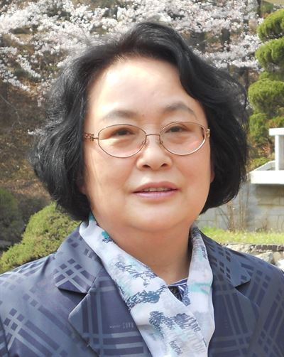 김명자 안동대 명예교수는 "추석 명절의 의미가 산업사회에 와서 오히려 커진 점을 생각하면 꼭 전통에 맞춰 차례상이나 문화가 이래야 한다는 옛 기준을 강요할 필요는 없다"고 말했다.