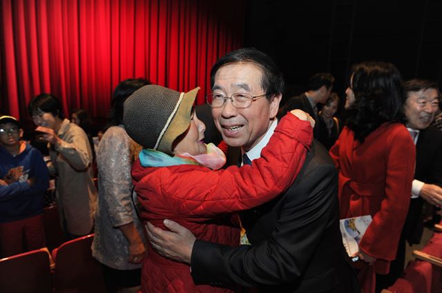 박원순 서울시장이 10일(현지시간) 미국 샌프란시스코에서 자매도시 40주년을 기념하는 '서울의 날 인 샌프란시스코' 공연장을 찾아 교포 할머니와 포옹을 하고 있다.뉴스1