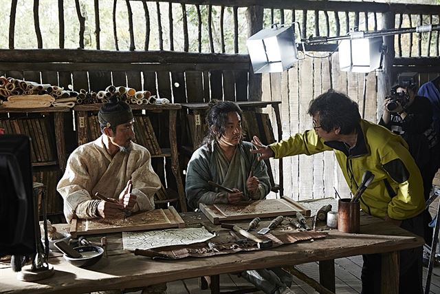 강우석(맨 오른쪽) 감독이 ‘고산자, 대동여지도’의 배우 차승원 김인권에게 상황을 설명하고 있다. CJ엔터테인먼트 제공